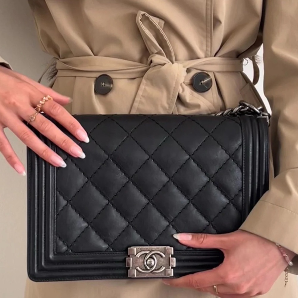 Chanel Double Stitch Boy Flap Bag Quilted
Calfskin Large excellent authentic